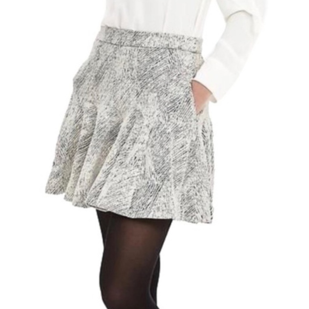 TEXTURED WHITE AND BLACK HIGHWAISTED FLARED MINI SKIRT